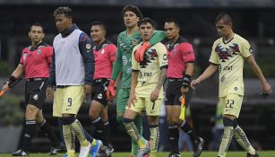 Jugadores de América en el partido contra Cruz Azul