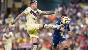 Nico Castillo disputa el balón en un juego de América