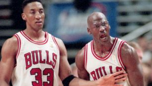 Scottie Pippen junto a Michael Jordan durante un partido