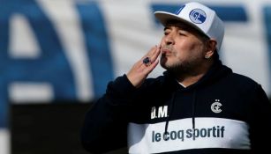 Maradona dirigiendo al Gimnasia