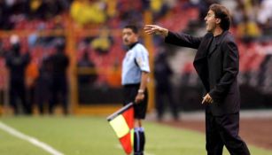 Óscar Ruggeri durante un partido con América