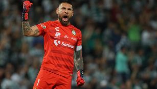 Jona Orozco celebra un gol de Santos