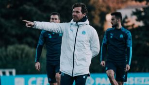 André Villas-Boas da indicaciones en un entrenamiento 