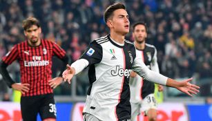 Paulo Dybala durante un duelo con la Juventus 