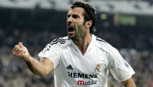 Luis Figo festeja un tanto con el Real Madrid 