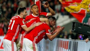 Jugadores del Benfica celebran un gol