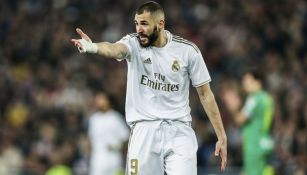 Karim Benzema durante un duelo con el Real Madrid 