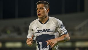 Juan Iturbe durante un duelo con Pumas en Liga MX