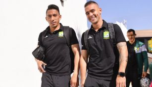 Ángel Mena y Cardona llegando al Estadio León