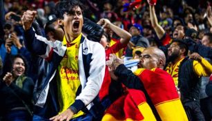 Afición celebra durante un partido de Morelia