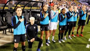 Jugadoras durante himno nacional