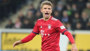 Thomas Müller durante un duelo con el Bayern Munich