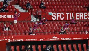 Jugadores del Sevilla en las gradas del estadio