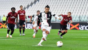 Cristiano Ronaldo pateando desde los 11 pasos ante el Milan