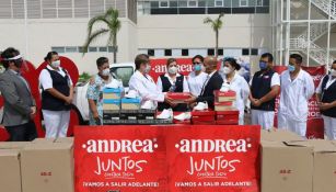 La entrega de los donativos por parte de Andrea 