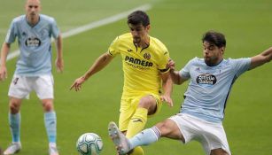 Araujo lucha por el balón en juego contra el Villarreal