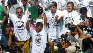 Sergio Bernal levantando el título del Clausura 2004