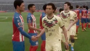 Jugadores de América y Chivas se saludan antes de un juego de eligaMX