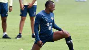 Renato Ibarra durante un entrenamiento con América