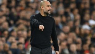 Pep Guardiola da indicaciones en un duelo del Man City 