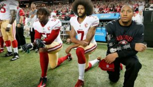 Colin Kaepernick protesta durante el Himno Nacional 