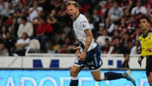 Cristian 'Polaco' Menéndez celebrando una anotación con Puebla