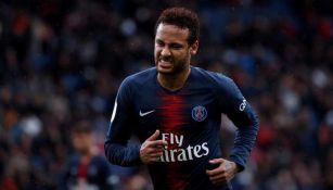 Neymar durante un duelo con el PSG