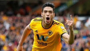 Raúl Jiménez en partido con los Wolves