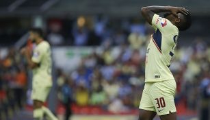 Renato Ibarra se lamenta en un partido con América