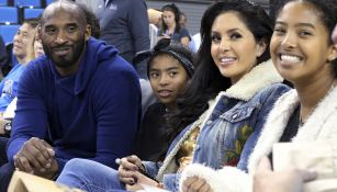 Kobe Bryant acompañado de su familia