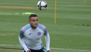 Cabecita Rodríguez trabaja con el balón en un entrenamiento