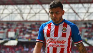 Alexis Vega durante un duelo con Chivas 