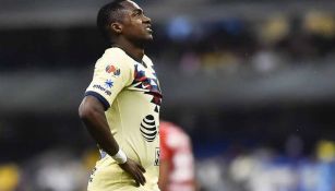 Renato Ibarra se lamenta en un juego de las Águilas