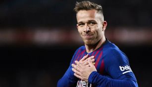 Arthur en partido con Barcelona