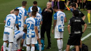 Javier Aguirre con sus jugadores