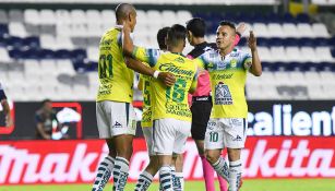 Jugadores de León festejan un gol