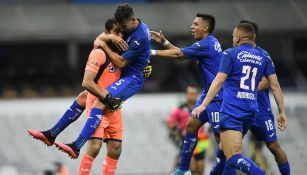 Jugadores de Cruz Azul celebrando una victoria