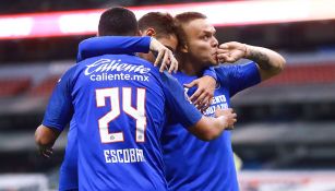 Jugadores de Cruz Azul festejan un gol