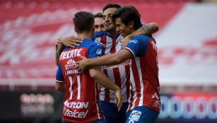 Jugadores de Chivas celebran un gol ante Mazatlán