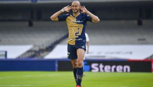 Carlos González celebra un gol con Pumas