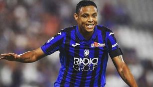 Luis Muriel festeja una anotación con Atalanta