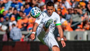 Chicharito controla el balón en un juego del Galaxy