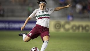 Kenti Robles durante un duelo con la Selección Mexicana 