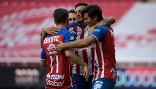 Jugadores de Chivas celebran un gol ante Mazatlán