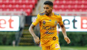 Javier Aquino , en un duelo con los Tigres 