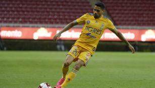 Javier Aquino en partido con Tigres