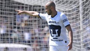 Carlos González festeja un gol con Pumas 