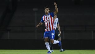 José Juan Macías celebrando una anotación con Chivas