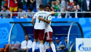 Chicharito abraza a Vela en un partido del Tri