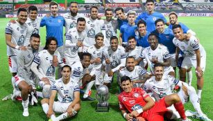 Jugadores de Pachuca festejan el campeonato